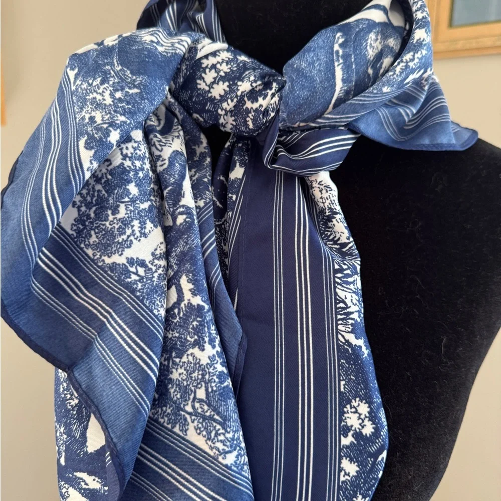 NEW Elegant Chic & CLASSIC Blue & White Scarf Animal Jungle print 34 X 34”